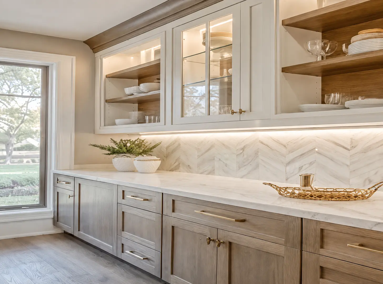 Design Inspiration — Calacatta marble splashback with oak stools and black pendants